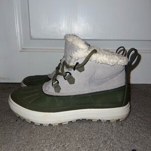 Nike chucks women’s size 8 rain shoes with Sherpa interior
